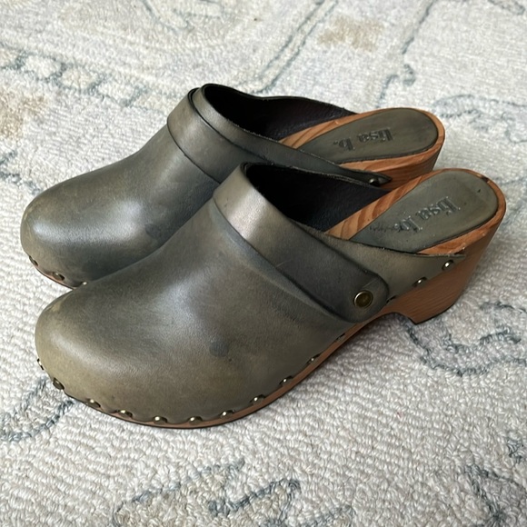 LISA B. Classic High Heel Clog Olive Leather Women’s 38 7 Pine Heel 2 7/8” Studs - Picture 5 of 15